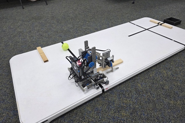 Robot on challenge field
